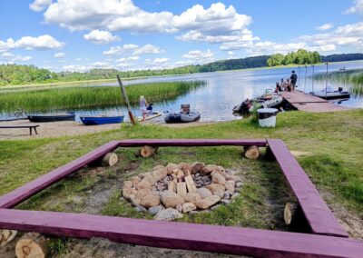 Пляж на Селигере с пирсом, лодками и местом для костра на берегу озера